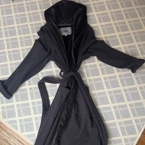 Men’s UGG Robe in Carbon Black (Size M/L)!